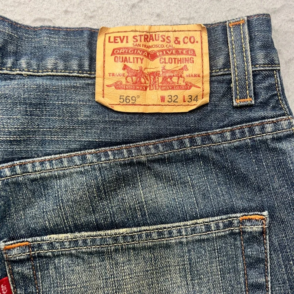 Vintage Levis 569 Loose Straight Denim Shorts Mens 32 Blue Medium Wash Jean Y2K